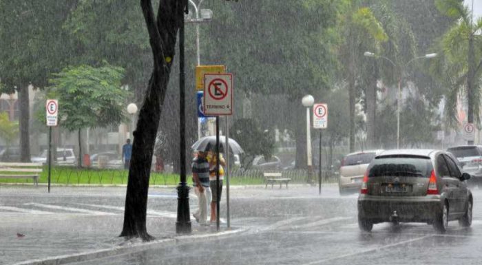 chuvas-jp-2-700x385 Inmet emite dois alertas de chuvas intensas de perigo potencial em João Pessoa e mais 114 municípios paraibanos