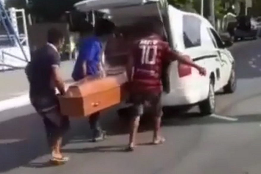 csm_caixao_caiu_no_parque_327a835b14 Caixão cai de dentro de carro funerário no Centro de João Pessoa