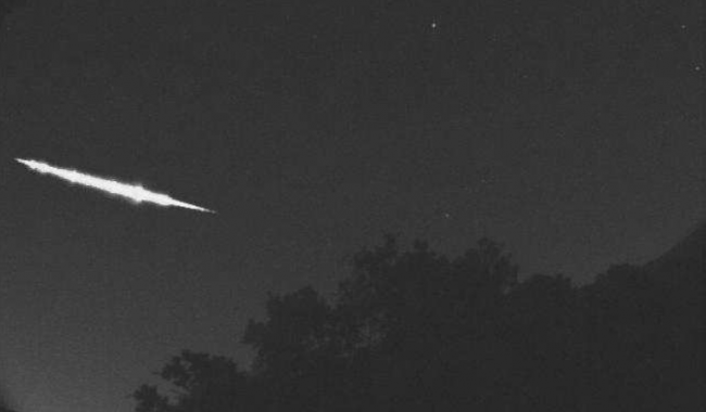 i363010 Meteoro gigante é visto nos céus do interior de Minas Gerais e assusta moradores com estrondo e tremor de terra; veja vídeo