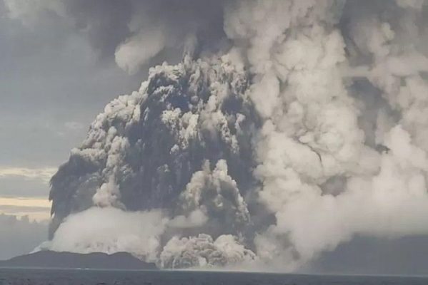 image-1--599x400 Coberta de cinzas após erupção de vulcão, ilha de Tonga 'parece superfície da Lua', dizem moradores