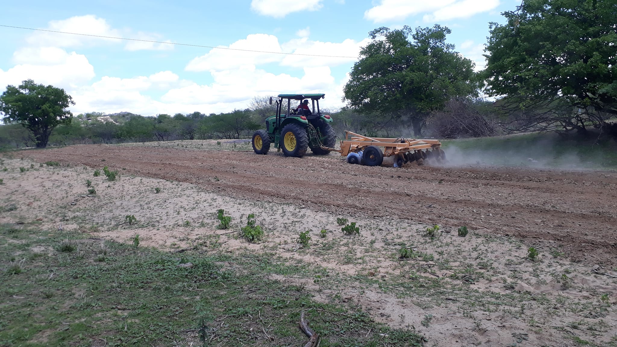 trator Prefeitura de São João do Tigre realiza aração de terras para agricultores do município