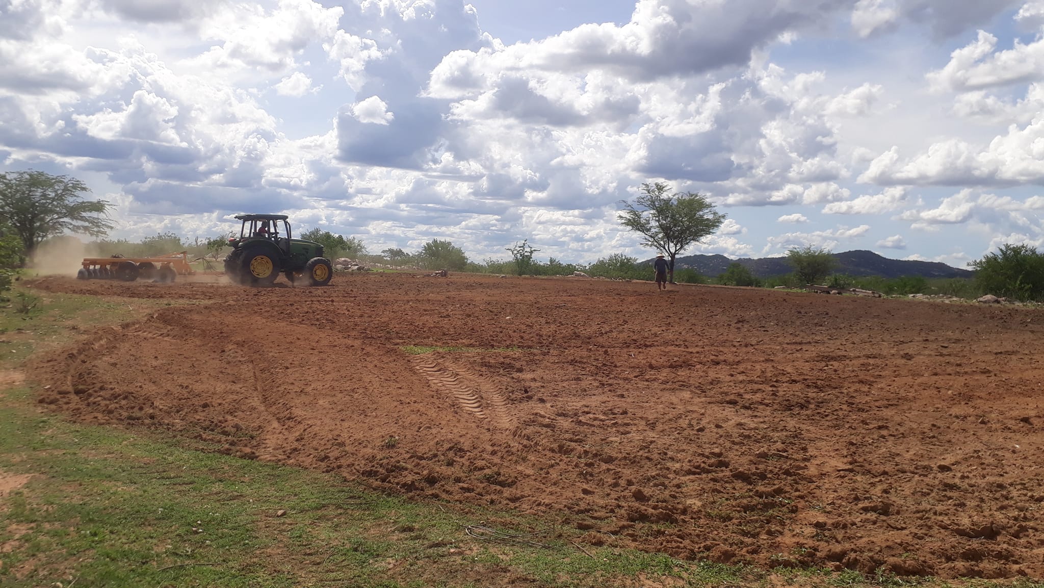 trator2 Prefeitura de São João do Tigre realiza aração de terras para agricultores do município