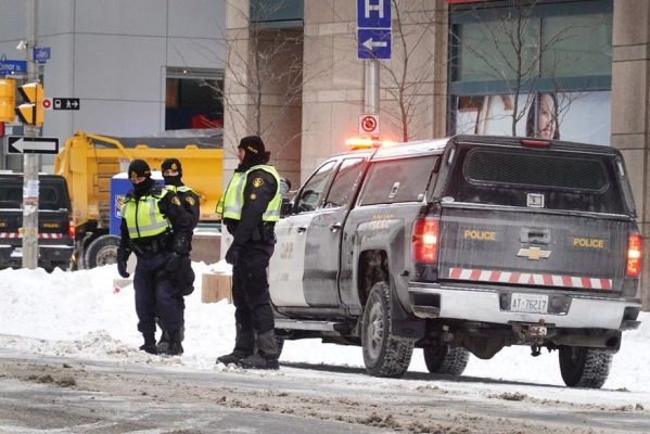 063-1371761235-599x400 Polícia encerra bloqueio de caminhoneiros no Canadá