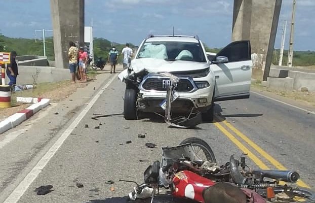 EF8EB992-48AD-4892-991D-6E74BDC7ABE1 Acidente envolvendo carro e moto deixa homem morto em rodovia na região do Cariri