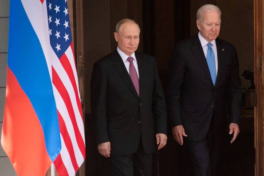 biden-putin Biden diz a Putin que atacar a Ucrânia terá 'custos severos'