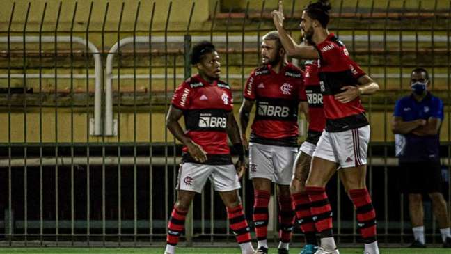 fla Arrascaeta faz golaço à la Zico em vitória do Flamengo por 5 a 0