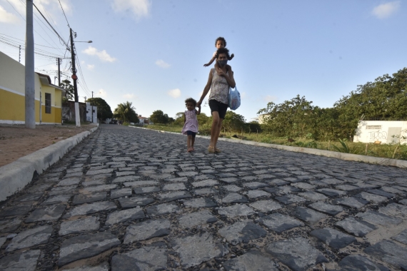 35741 Cidade Trabalho: Prefeita Anna Lorena entrega mais uma rua pavimentada em Monteiro