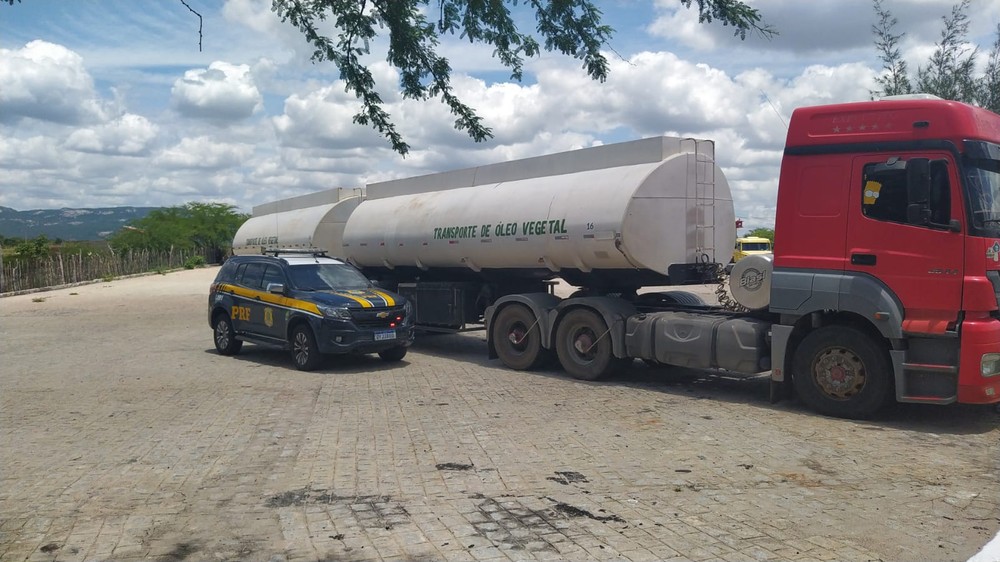 CAMINHAO-BITREM Caminhão bitrem roubado é recuperado pela PRF em Sertânia