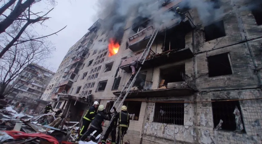 GettyImages-1239184140 Kiev registra novas explosões, e uma pessoa morre após ataque a prédio residencial