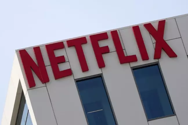 NETFLIX Netflix vai cobrar taxa de quem divide conta com amigos