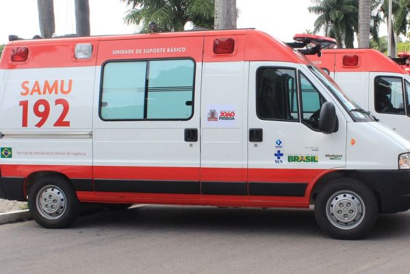 ambulancia_do_samu_walla_santos-599x400 Acidente envolvendo dois carros deixa três pessoas mortas e duas feridas em rodovia da Paraíba