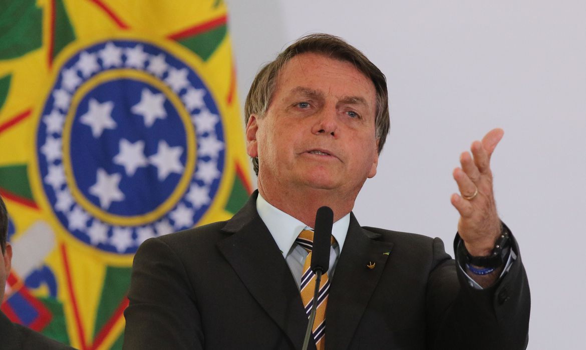 bozo Congresso derruba veto de Bolsonaro à distribuição de absorventes