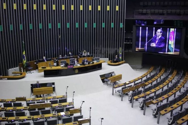 camara-plenario-599x400 Lira suspende retorno às votações presenciais e dispensa deputados de comparecerem à Câmara