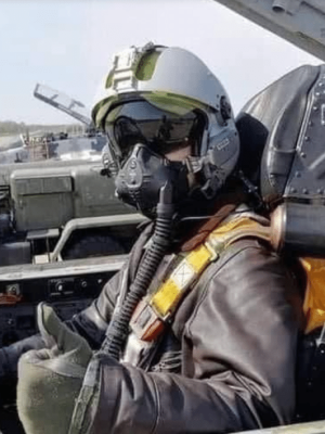 foto-do-suposto-fantasma-de-kiev-piloto-ucraniano-que-teria-abatido-cacas-russos-cuja-existencia-nao-foi-confirmada-1646337593608_v2_3x4-300x400 'Fantasma de Kiev': o suposto piloto das Forças Armadas ucranianas que pode ter abatido aviões russos