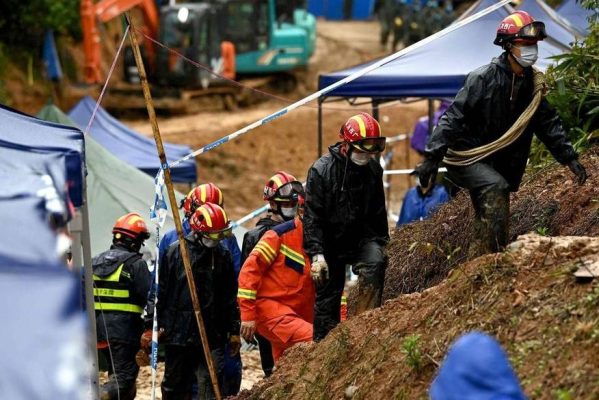 queda-de-aviao-na-china-599x400 Queda de avião na China: Equipes de resgate encontram corpos espalhados por local do acidente