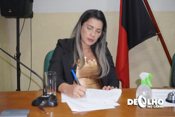 DSC07303Resultado-600x400-1 Hilva Ferreira é empossada ao cargo de vereadora e Câmara de São João do Cariri volta a ter uma representividade feminina após 10 anos