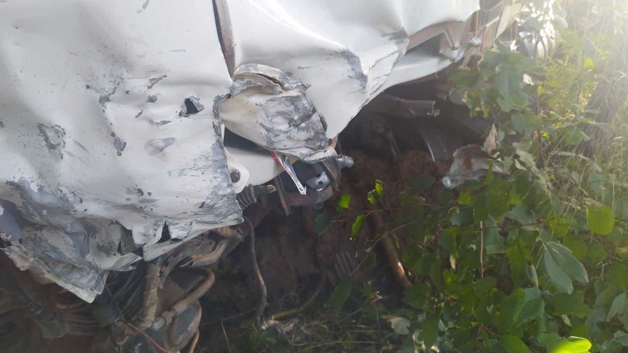 IMG-20220428-WA0060 Motorista monteirense condutor de uma Carreta Bitrem, sofre acidente após desviar carro que invadiu faixa contraria no Piauí