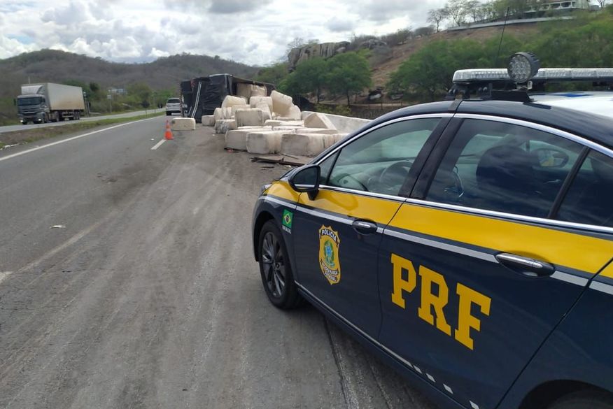 carreta_prf Colisão envolvendo carreta e caminhão deixa parte de rodovia interditada na Paraíba