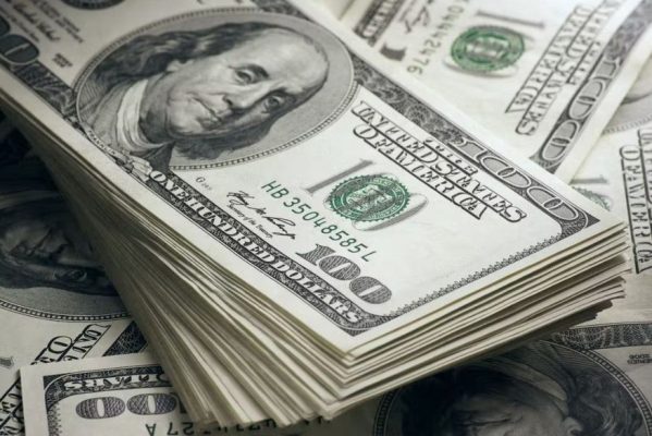 dollar-599x400 Dólar volta a R$ 5 com Covid na China ampliando riscos da inflação