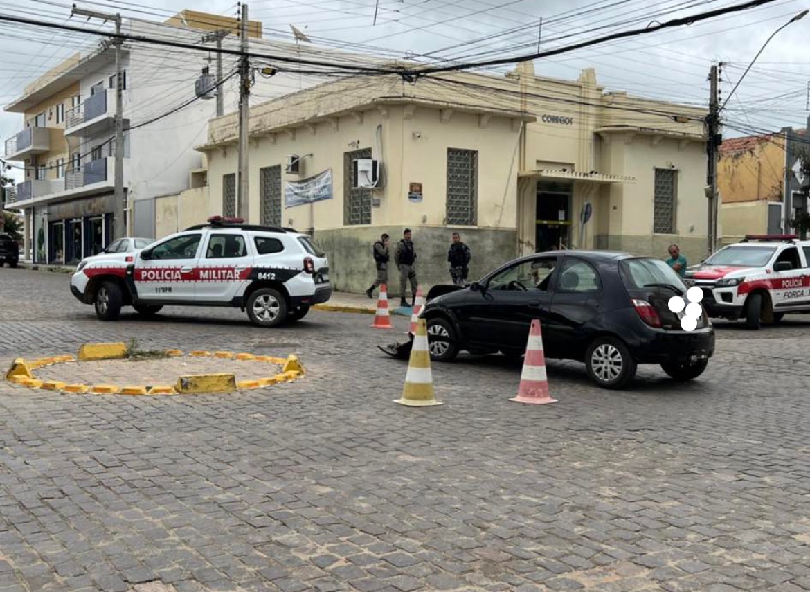 1-1-1 Colisão envolvendo carro de pastor e viatura da PM é registrada no centro de Monteiro