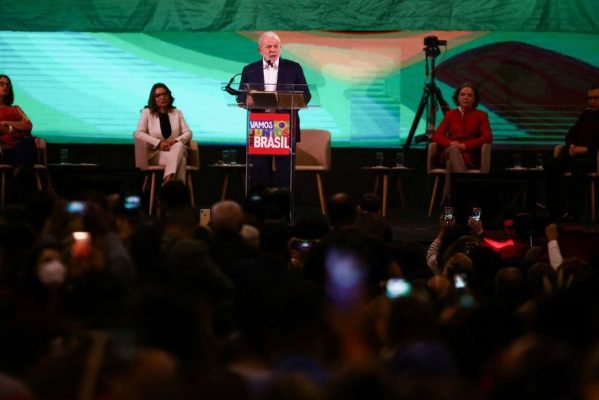 2022-05-07t154538z_1971338728_rc2c2u965yjt_rtrmadp_3_brazil-election-lula1-599x400 PT lança pré-candidatura de Lula à presidência com Alckmin como vice