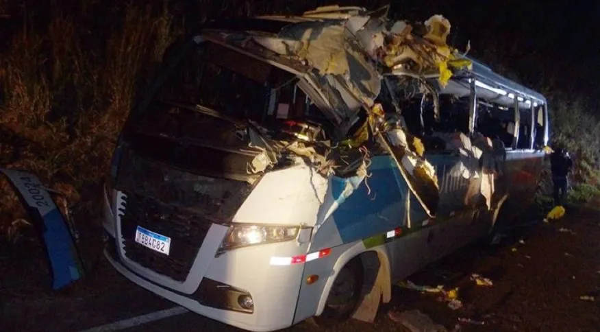 Onibus-acidente-Itabira Acidente entre ônibus e carreta mata três pessoas e fere 13 no interior de MG