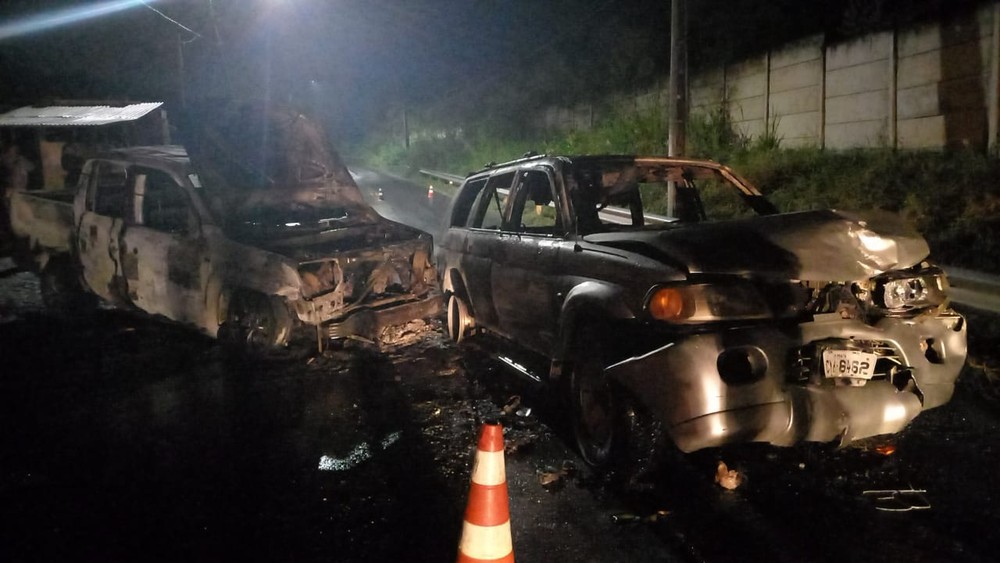 acidente-jenipapo Carros pegam fogo após colisão em Campina Grande, PB