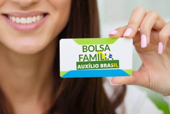 auxilio-brasil-cartao-599x400 Governo tenta remanejar R$ 130 milhões  para trocar cartões do Auxílio Brasil