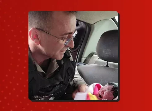 bebe-no-carro-e1653560344585 Mulher dá à luz dentro de um carro e policiais realizam o parto na PB