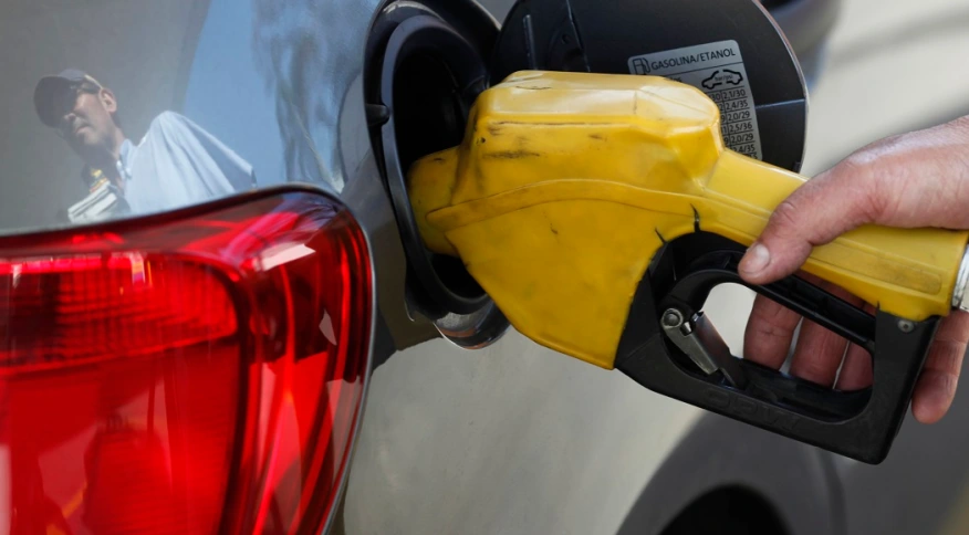 gasolina-bomba-combustivel Teto do ICMS: redução na gasolina pode chegar a R$ 1,15 por litro, dizem economistas