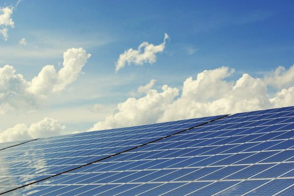 placas_fotovoltaicas_energia_solar_foto_pixabay-599x400 Brasil alcança 1 milhão de sistemas solares em telhados de casas e comércios