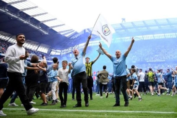 torcida-599x400 Torcida do Manchester City invade o gramado para comemorar título inglês