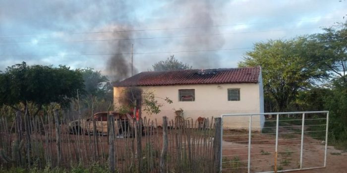 WhatsApp-Image-2022-06-30-at-07.50.27-1-800x400-1-700x350 Na zona rural de Monteiro: homem ateia fogo na própria casa e no veículo