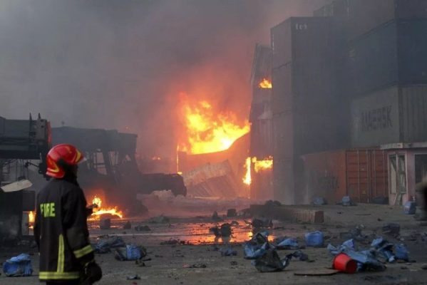 bangladesh1-599x400 Incêndio de grandes proporções em depósito de contêineres deixa mortos e feridos em Bangladesh