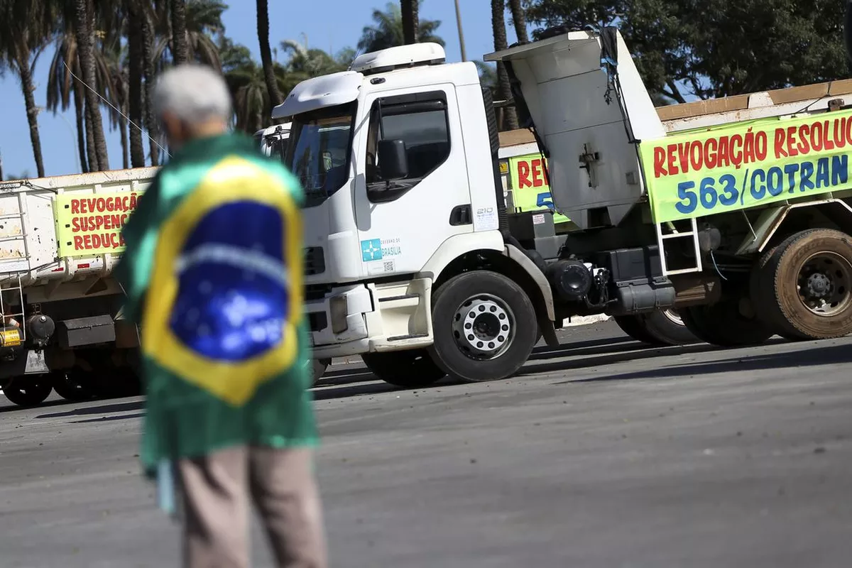 caminhoneiros Governo e Congresso negociam auxílio de R$ 400 para caminhoneiros e aumento do vale-gás