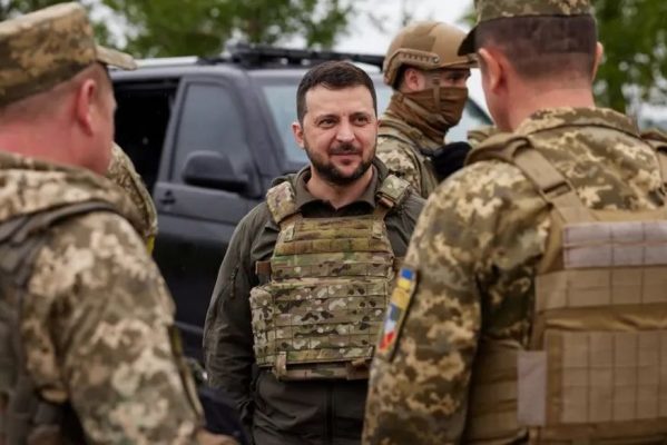 dgl-599x400 Presidente ucraniano Zelensky visita tropas da linha de frente