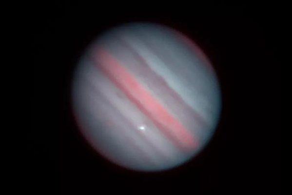 fb3ejx1vgaa3g-7-599x400 Rocha atinge Júpiter com força de 2 milhões de toneladas de TNT e provoca maior clarão já visto desde 1994