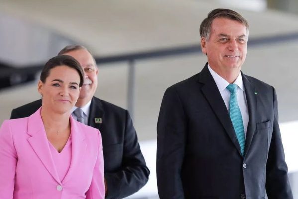 99826990-hungarian-president-katalin-novak-l-and-her-brazilian-counterpart-jair-bolsonaro-r-are-599x400 Após reunião, Bolsonaro e presidente da Hungria defendem 'valores familiares'