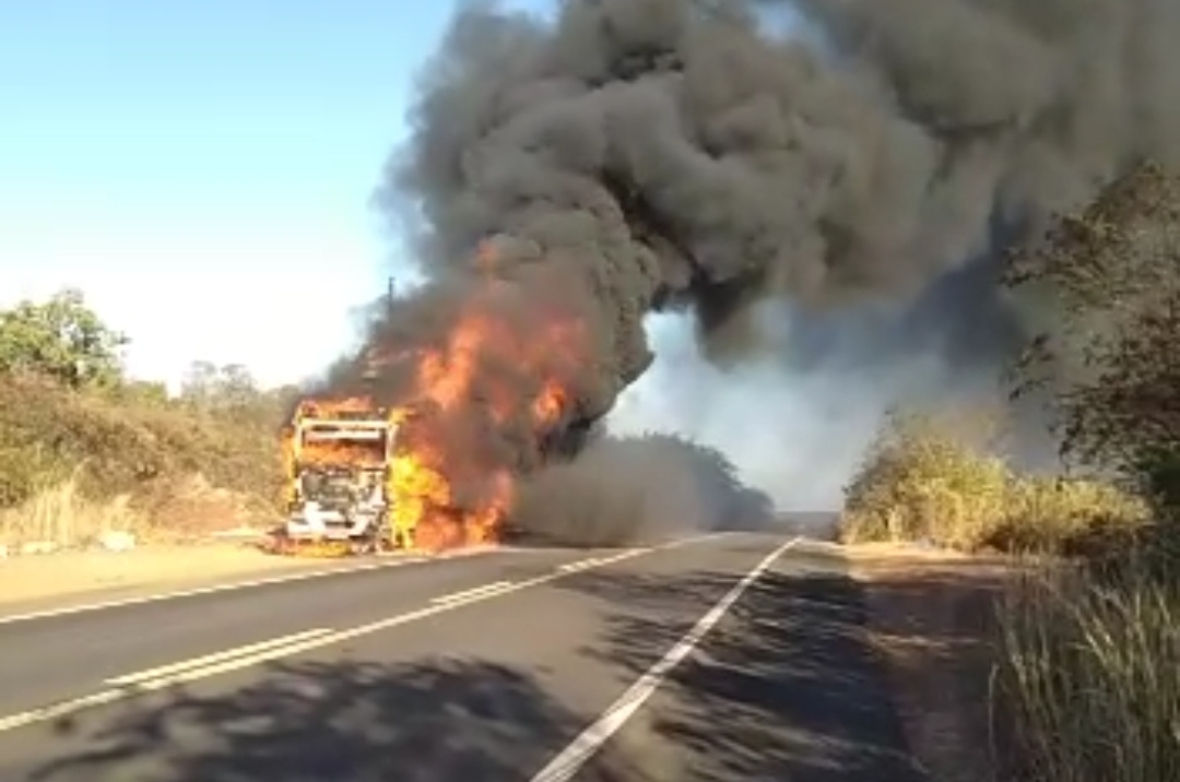 IMG_20220721_120058 Carreta de monteirense carregada de veículos pega fogo no Piauí