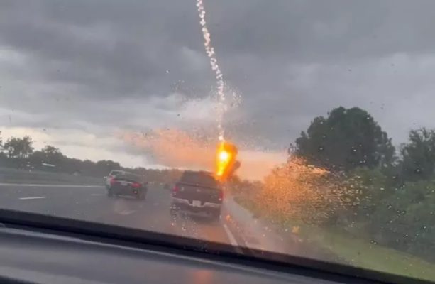 WhatsApp-Image-2022-07-08-at-07.29.34-613x400 Mulher filma o momento em que um raio atinge o carro do seu marido durante temporal, nos EUA