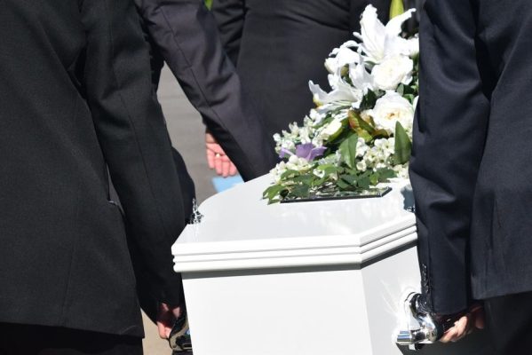 caixao_foto_pixabay-599x400 EUA: diretora de funerária admite ter vendido partes de corpos supostamente cremados