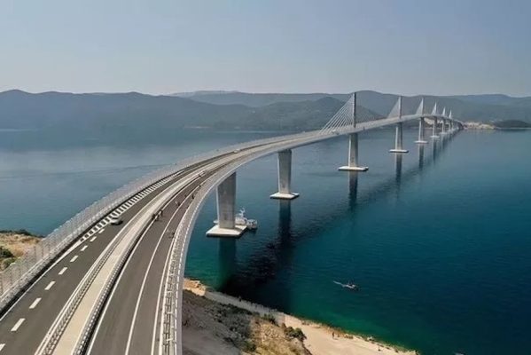 croacia_inaugura_ponte_chinesa_de_24_km_e_r_28_bi_sobre_o_mar_adriatico2-599x400 Croácia inaugura ponte chinesa de 2,4 km e R$ 2,8 bi sobre o mar Adriático