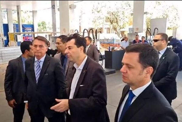 ministros-posto-599x400 Bolsonaro vai com ministros a postos de gasolina, comemora queda de preço e diz negociar importação de diesel