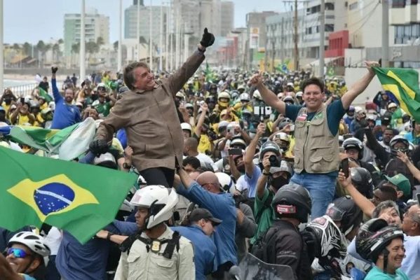 o-presidente-jair-bolsonaro-faz-motociata-na-orla-de-salvador-ba-neste-sabado-2-1656773326660_v2_900x506-599x400 Bandeira do Brasil não pode ser considerada propaganda eleitoral, diz TRE-RS