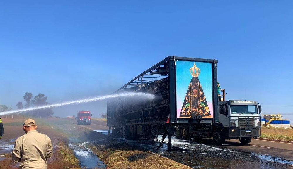 whatsapp-image-2022-07-28-at-14. Painel de Nossa Senhora Aparecida fica intacto após fogo destruir carreta de algodão