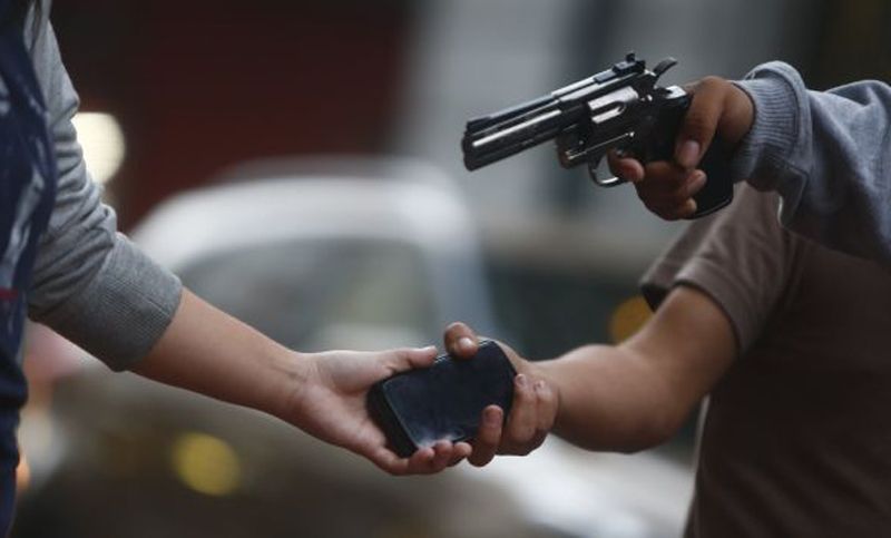 ROUBO-CELULAR-1 Homem armado invade escola, faz arrastão e rouba mais de 30 celulares de estudantes na PB