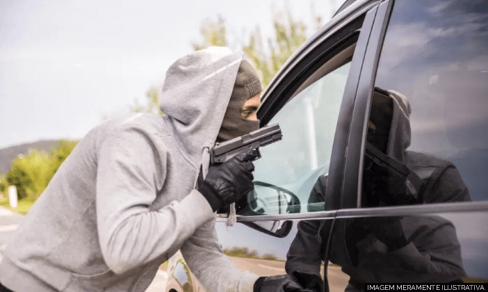 assalto-carro Bandidos fazem motorista de refém após roubar carro e tentam realizar assaltos na região do Cariri