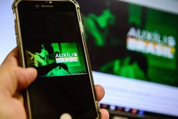 auxilio-brasil-0812214996-599x400 Beneficiários de NIS final 2 recebem hoje o Auxílio Brasil