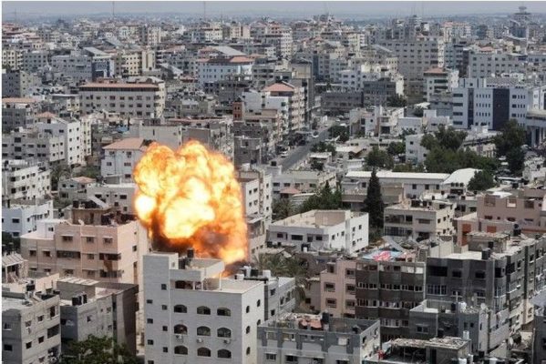 bomba-599x400 Israelenses e palestinos se enfrentam com ataques aéreos e foguetes pelo segundo dia
