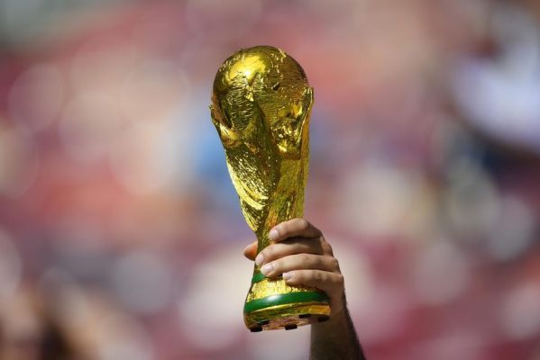 taca-da-copa-do-mundo-fifa-1530973903601_v2_1920x1279_1-599x400 Fifa vai antecipar em um dia data de início da Copa do Mundo